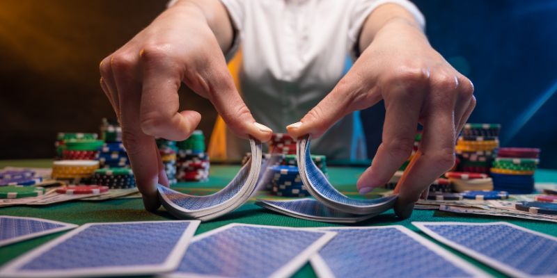 Người chia bài và chip minh họa game bài IWIN CLUB