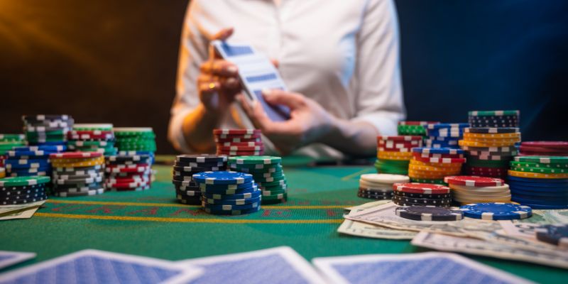 Bàn bài và chip minh họa lựa chọn game bài IWIN CLUB